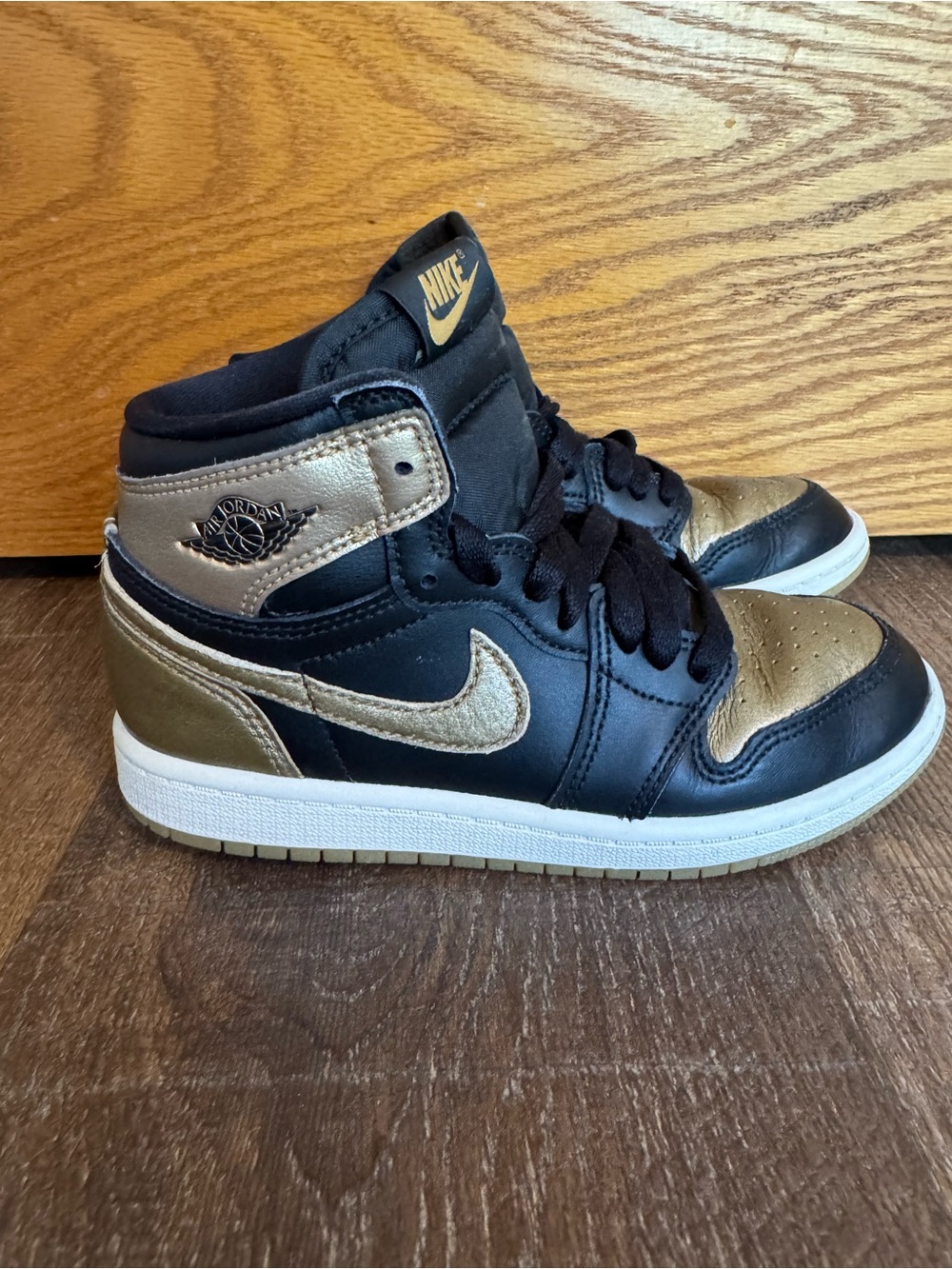Air Jordan 1 Mid Gold Toe Youth 1Y